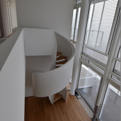 Scala su misura moderna in cristallo e legno per interni