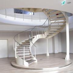 Scala su misura moderna in cristallo e legno per interni